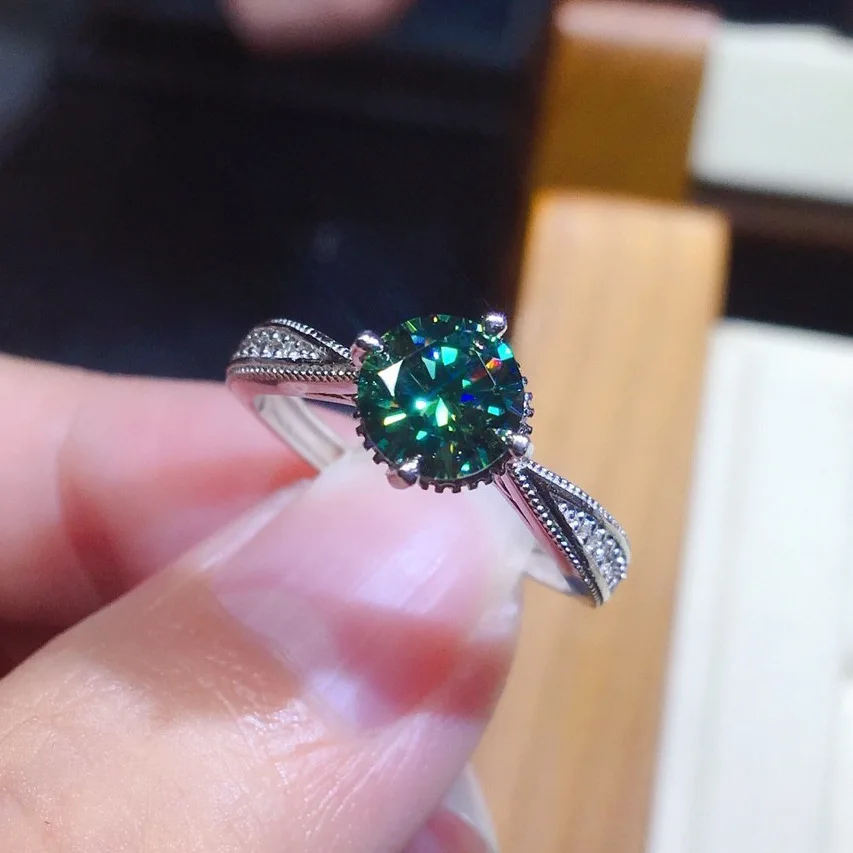 

Восемь сердец и восемь стрел, покрытые PT950, четыре когтя, имитация сине-зеленого Mausang, бриллиантовое открытое женское кольцо