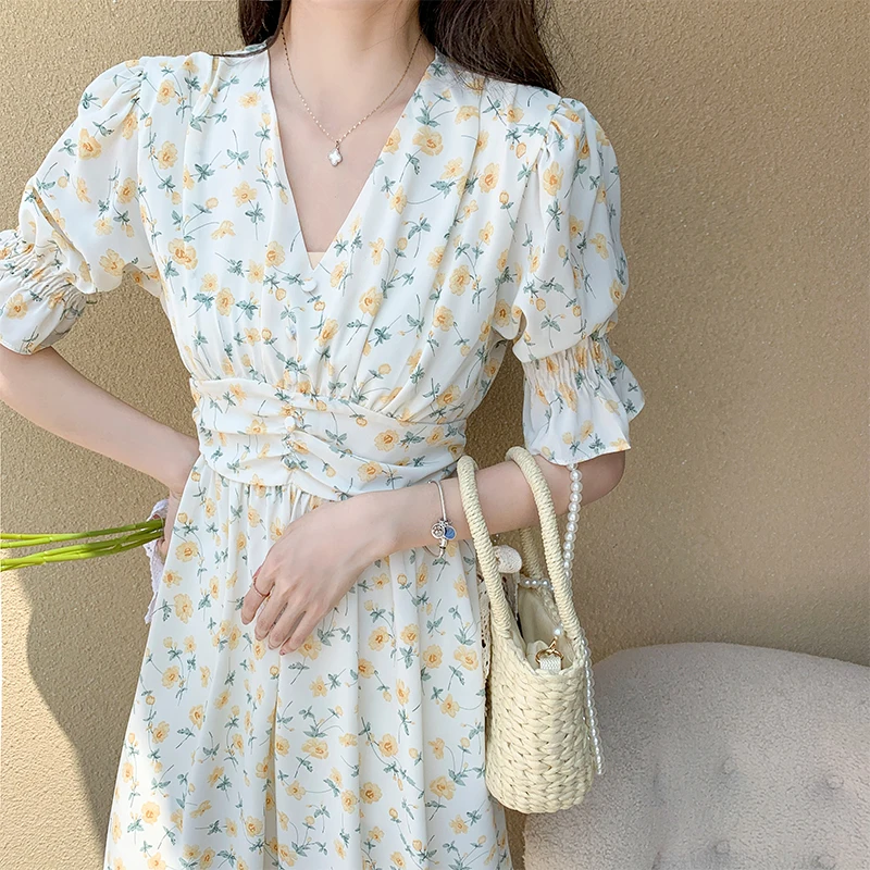 

To film the spot in the new French v-neck in short sleeve hubble-bubble sleeve skirt show thin waist broken beautiful dress