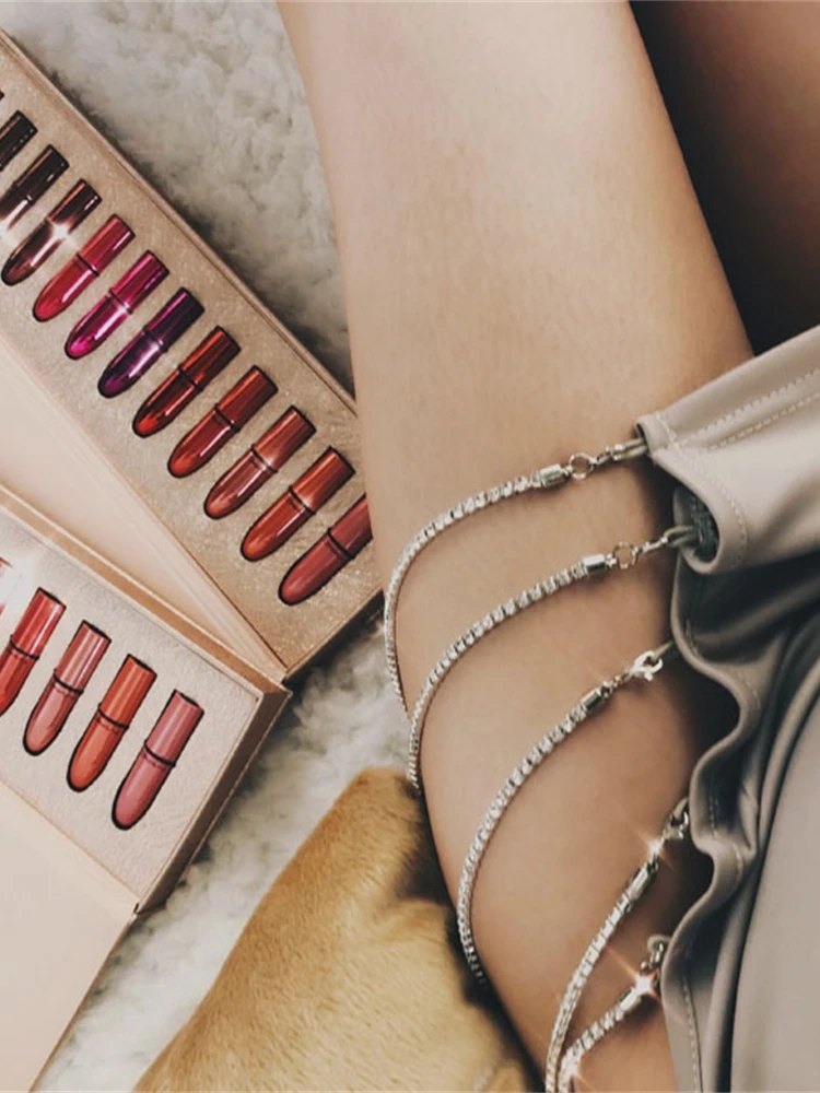 Женское блестящее мини-платье с вырезом лодочкой и разрезом на груди | Женская