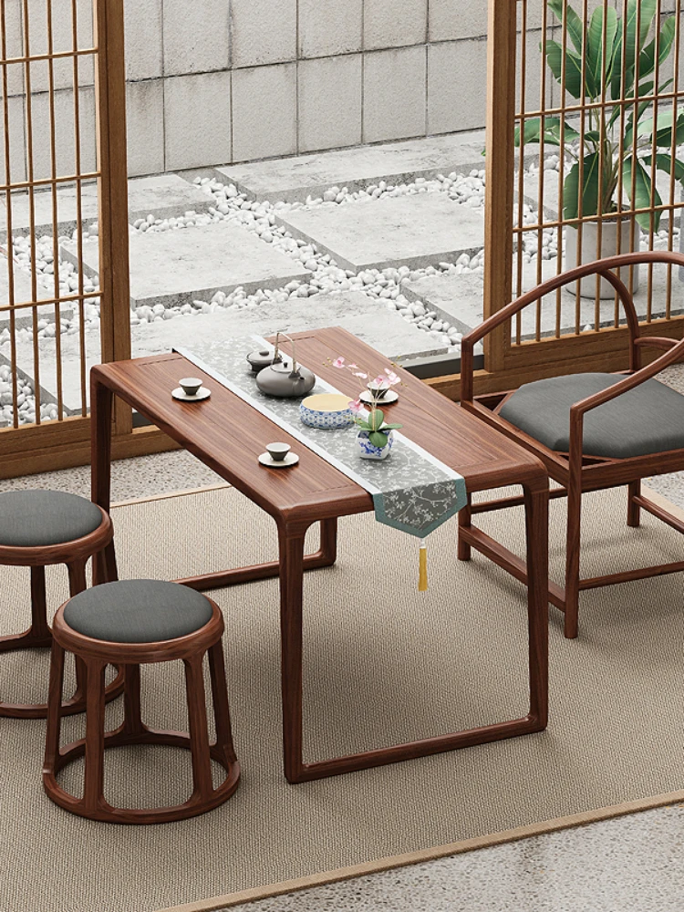 Старый стол Yumu и небольшой стул