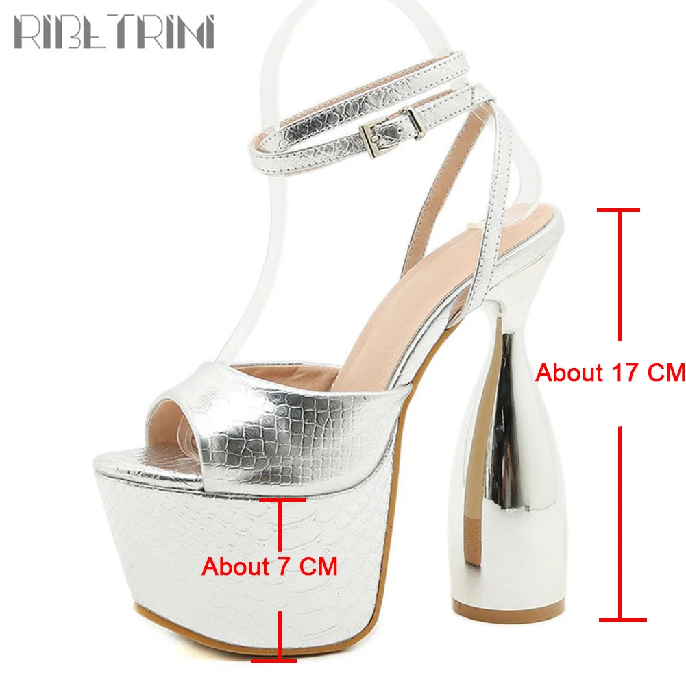 Женские босоножки на очень высоком каблуке с открытым носком и ремешком