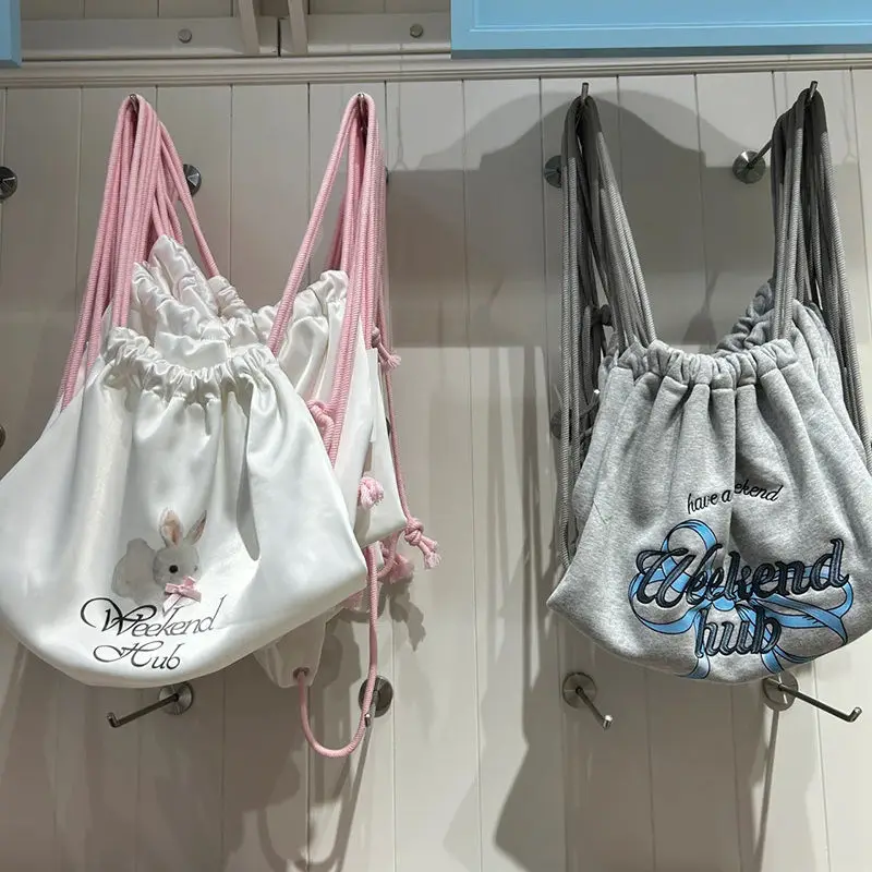 Вместительный рюкзак на шнурке с изображением милого кролика и цветов