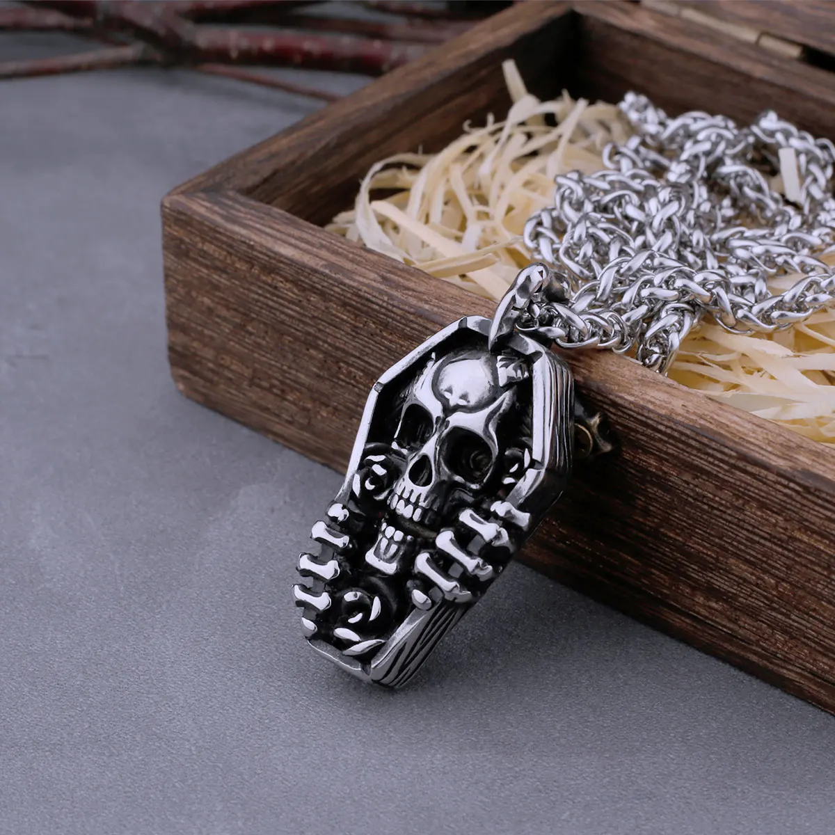 

Stainless Steel Neo-Gothic Skull Necklace Men's Hip Hop Retro Creative Skull Biker Pendant Necklace Jewelry Gift Wooden Box