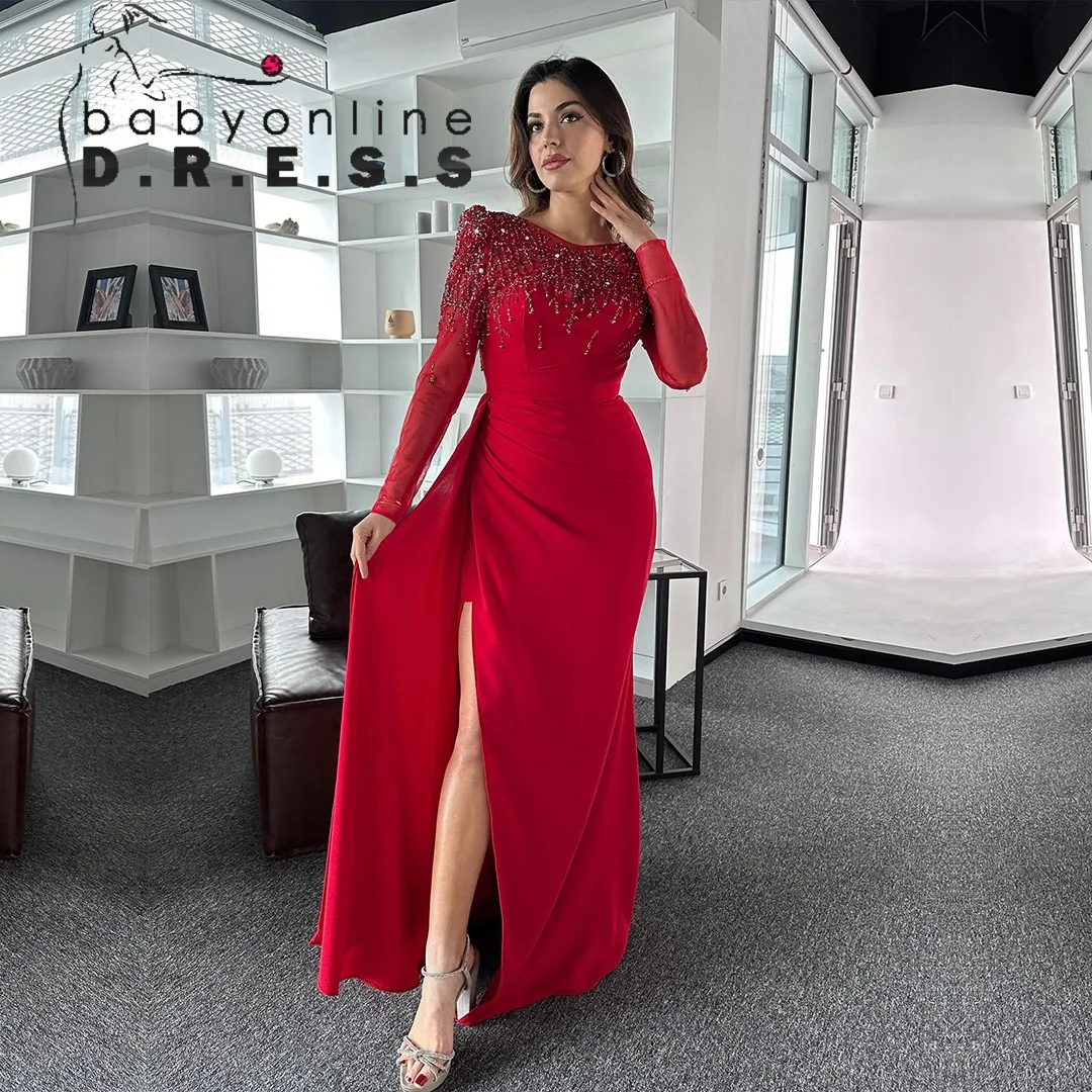 Женское платье с вырезом-иллюзией и бисером