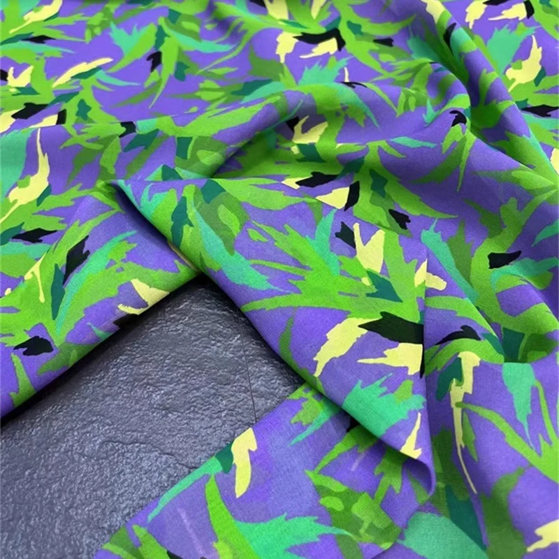 Французский бренд классический логотип фиолетовый фон зеленый маленький цветок