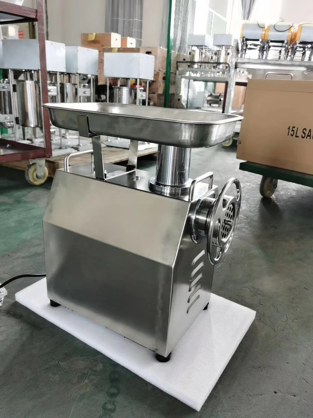 Электрическая профессиональная мясорубка TK-22 с большим диском для промышленного