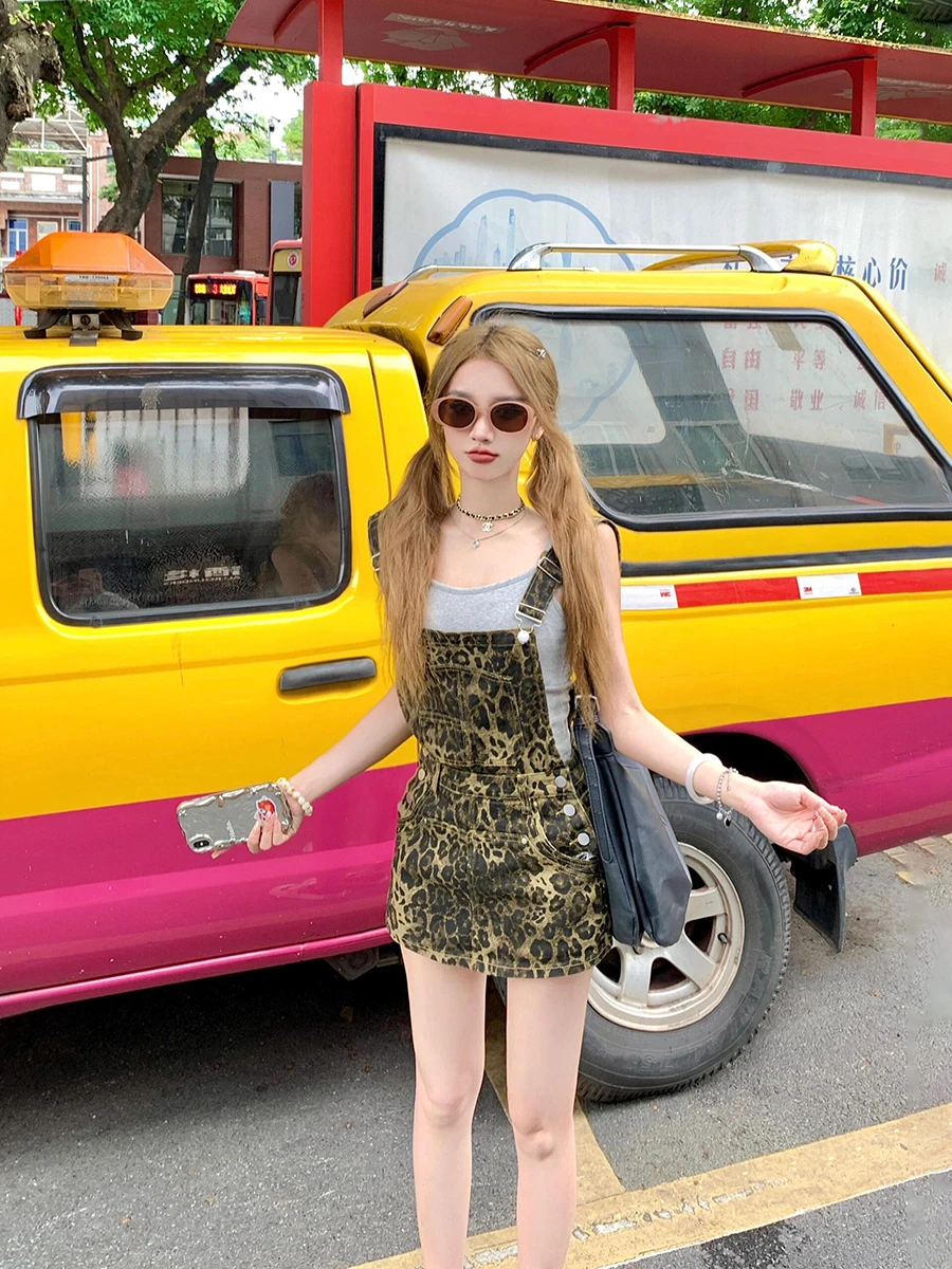 Джинсовый комбинезон с леопардовым принтом в стиле ретро