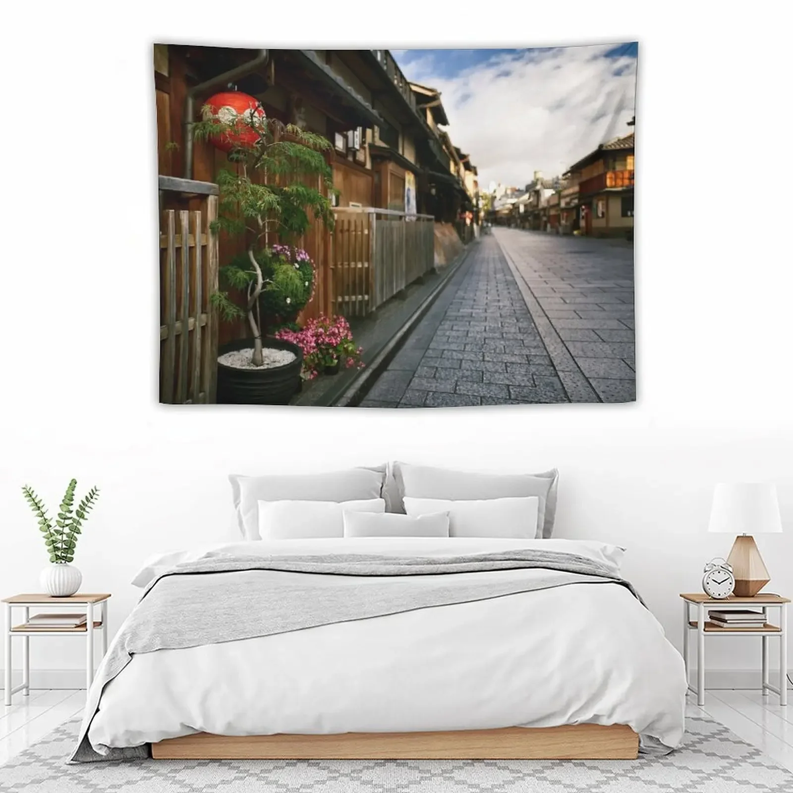 Традиционный японский Чайный домик с красным фонарем и деревом бонсай у входа