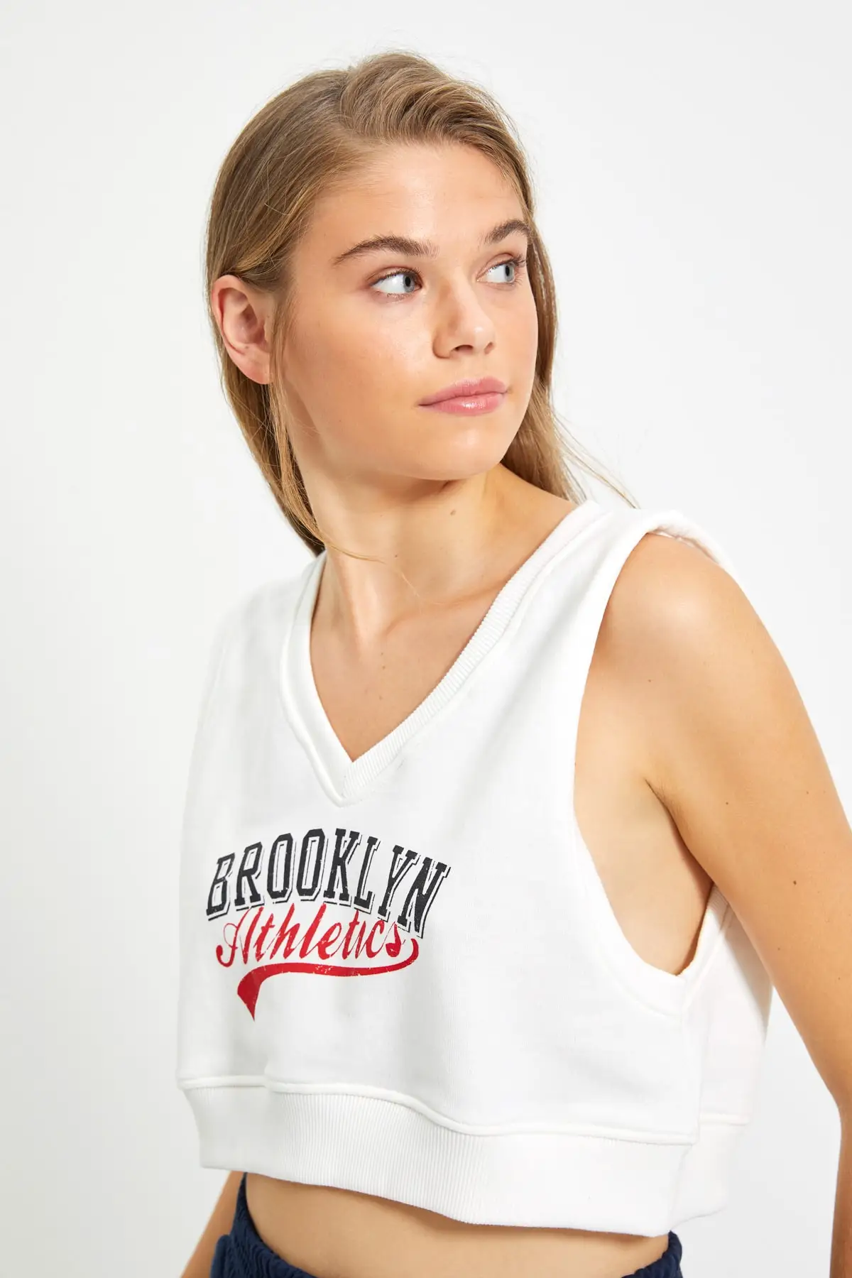 Укороченная трикотажная футболка с принтом | Женская одежда