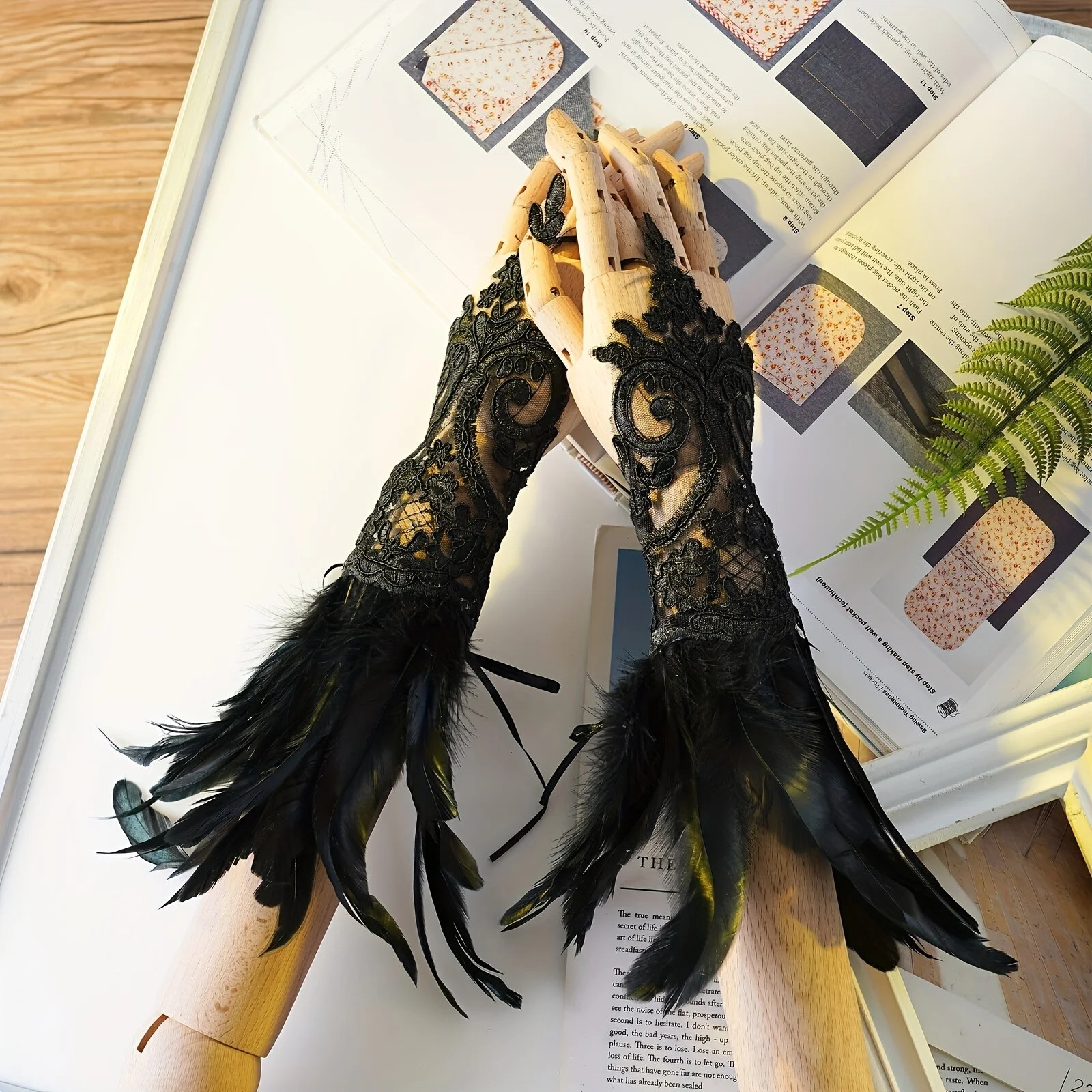 Перчатки кружевные с перьями 2 шт.