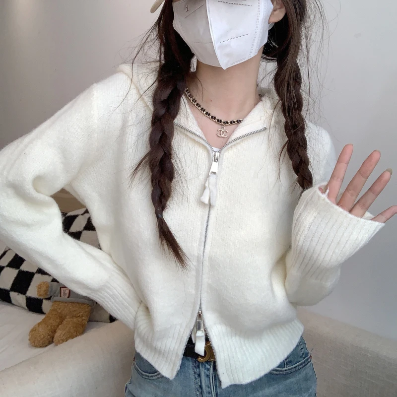 

Grey hooded knitted cardigan coat for women's autumn and winter short bottoms double zipper sweater with fitted top underneath