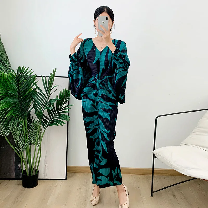 

Pleated long skirt, new style in spring and autumn, casual style, V-neck, fashionable bat sleeve dress, women