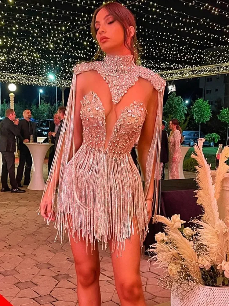 Женское летнее сексуальное серебристое мини-платье с блестящими кристаллами