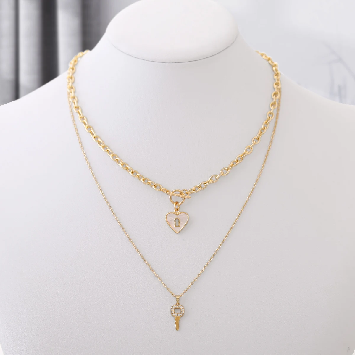 

2022 Trend Double Layer Lock Key Pendant Necklace Female Girl Clavicle Peach Shape Heart Necklace Simple Personality Jewelry Gif