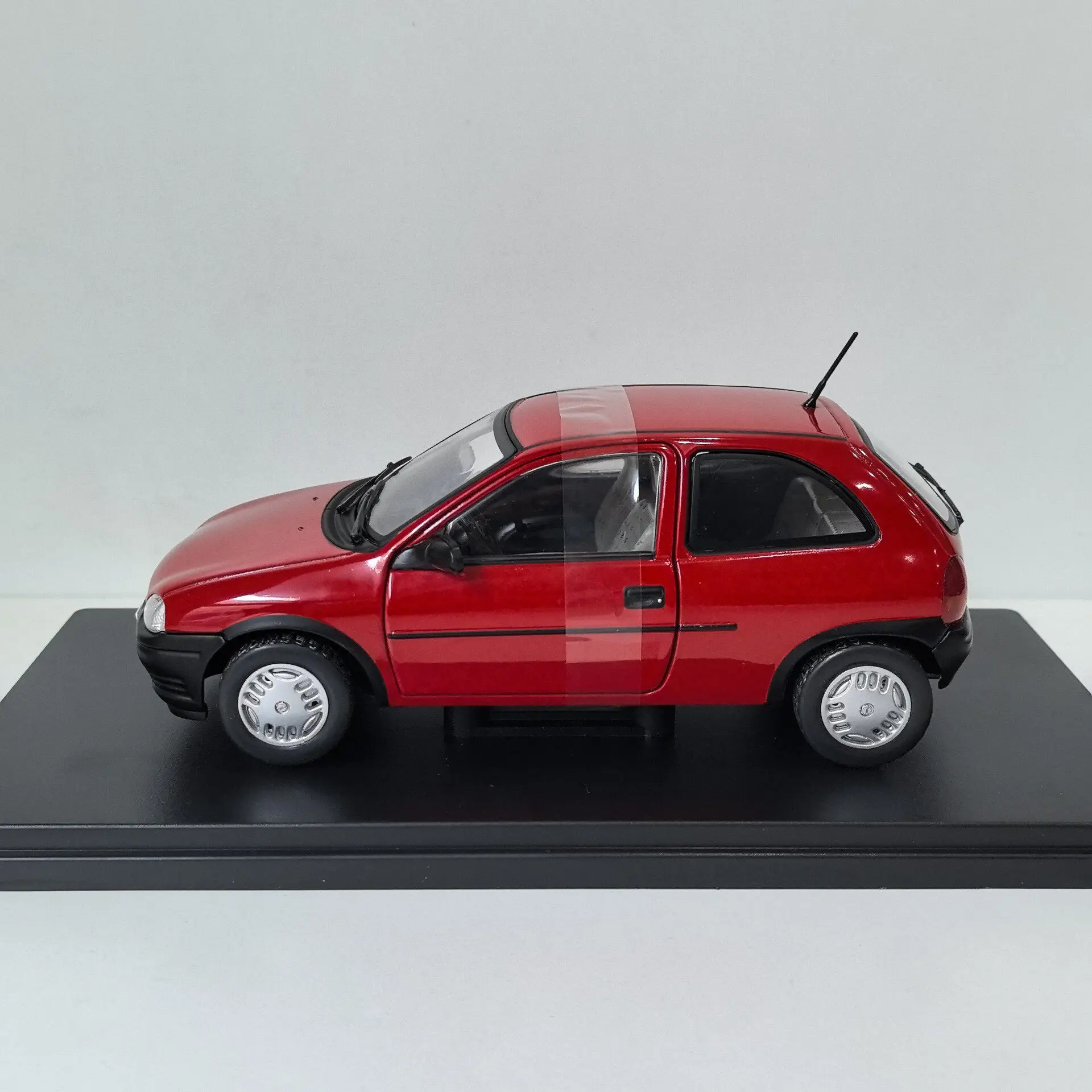 Фото Металлическая модель автомобиля OPEL CORSA B X3 в масштабе 1/24 от WHITEBOX №2
