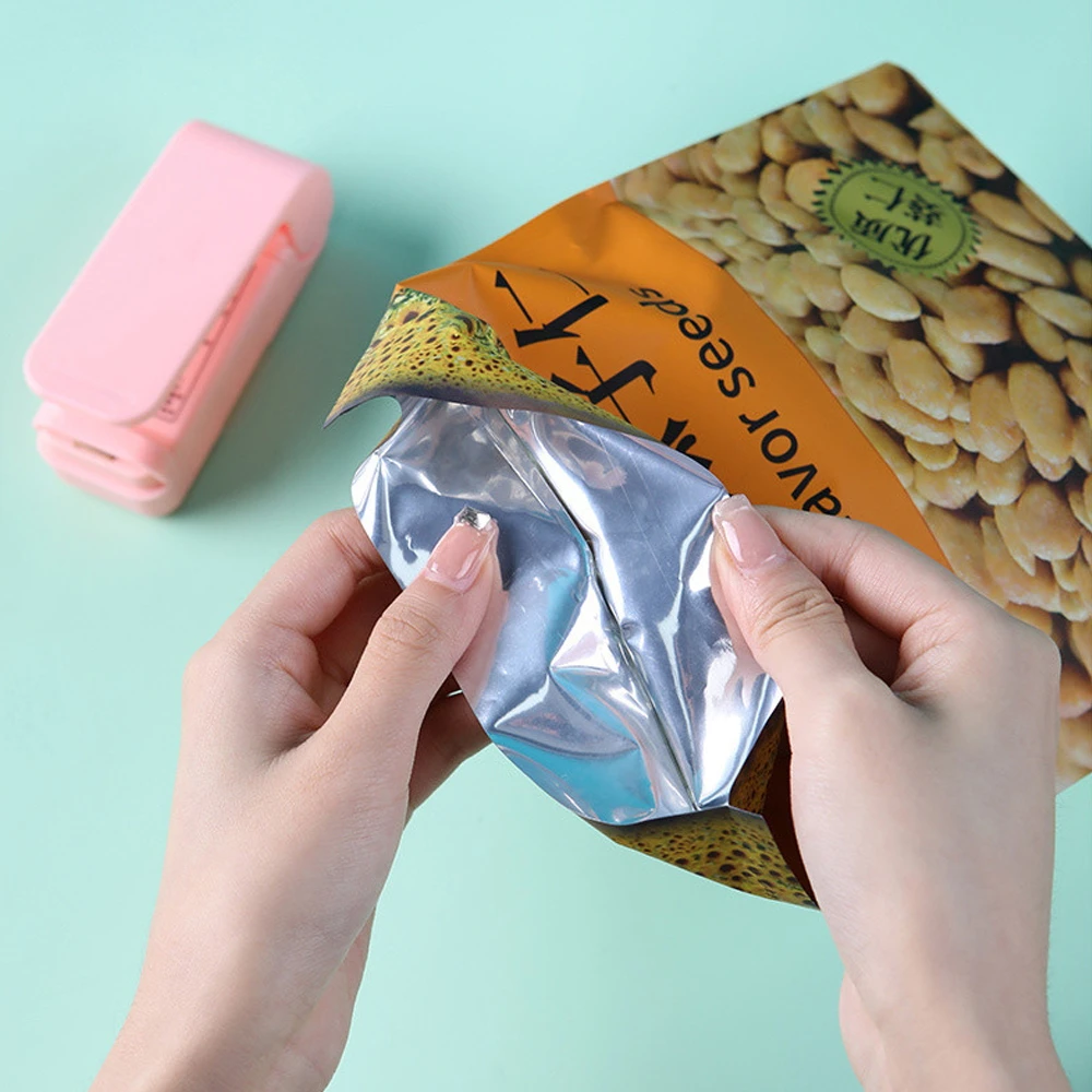 

1 Pcs Mini Portable Packaging Sealing Machine Home Kitchen Food Cosed Storage Bag Plastic Sealing Gadget Accessory