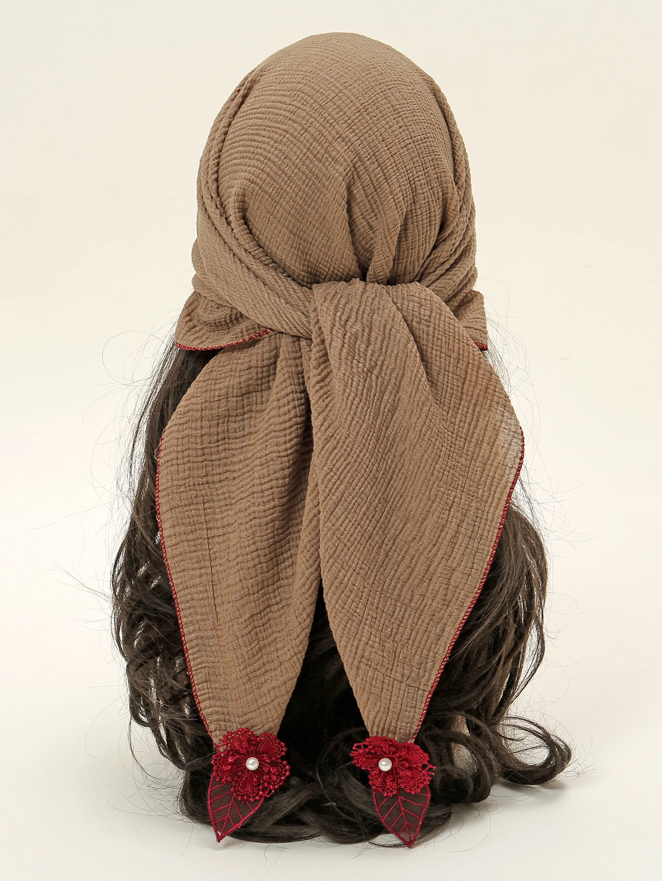 Летний квадратный женский шарф с вышивкой