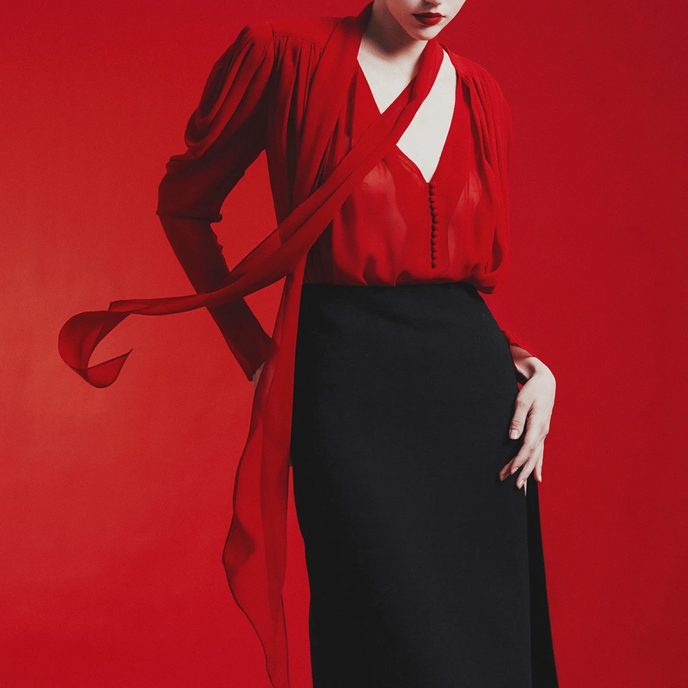 TWOTWINSTYLE однотонная свободная блузка со складками и темпераментом для женщин