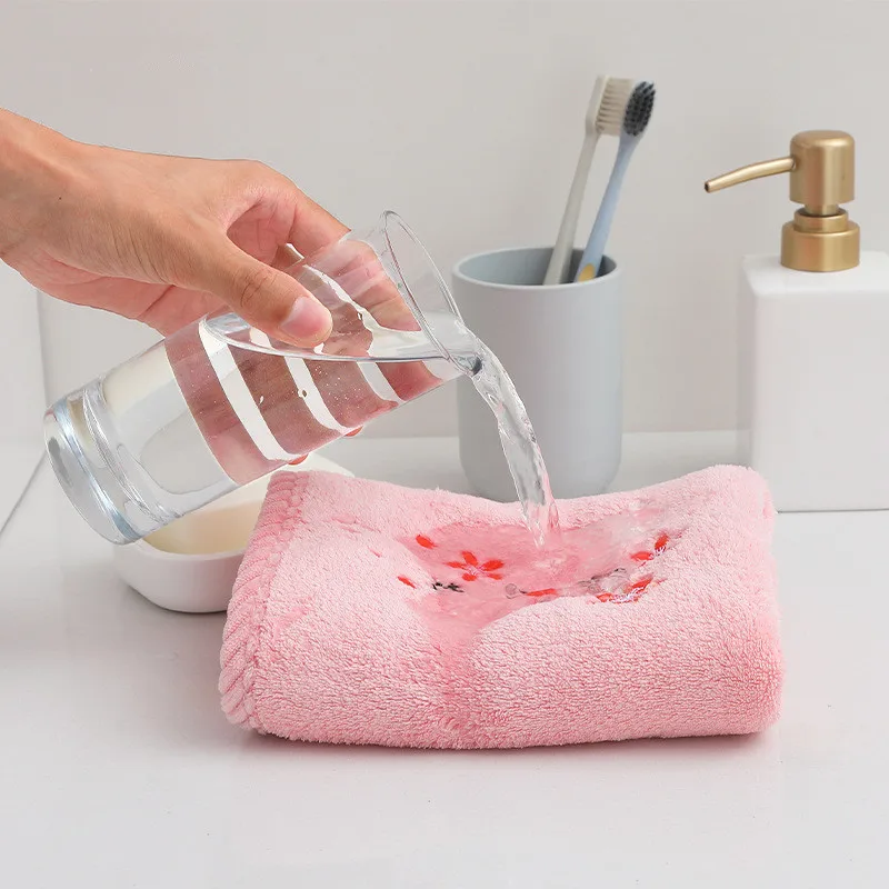 Мягкое бархатное полотенце с вышивкой 34x75 см