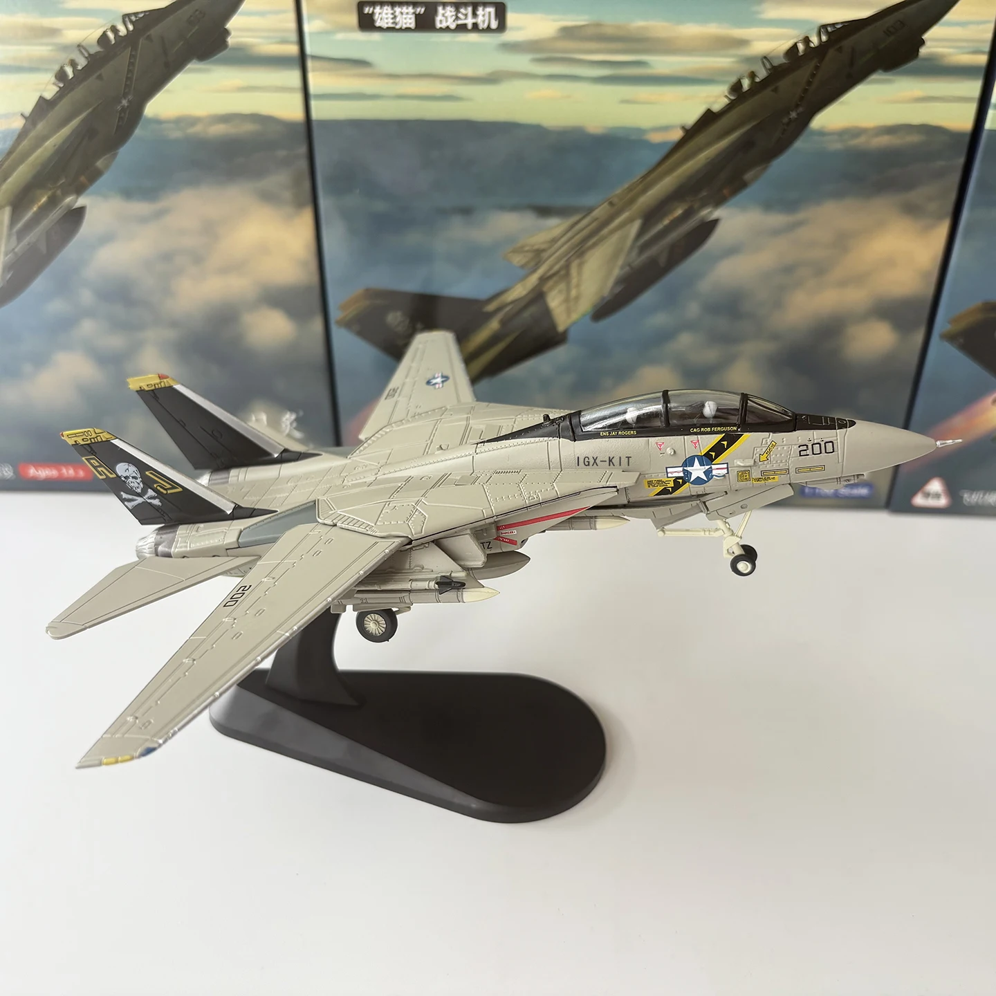 Фото Масштабная модель военного самолета F-14 Tomcat ВВС США (VF-84 Squadron) в масштабе 1:100, готовая коллекционная игрушка-украшение из литого металла №4