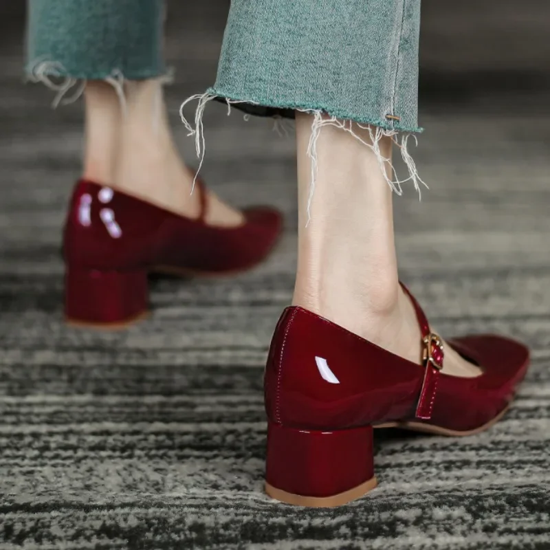 Женские туфли-лодочки на среднем каблуке с квадратным носком и пряжкой