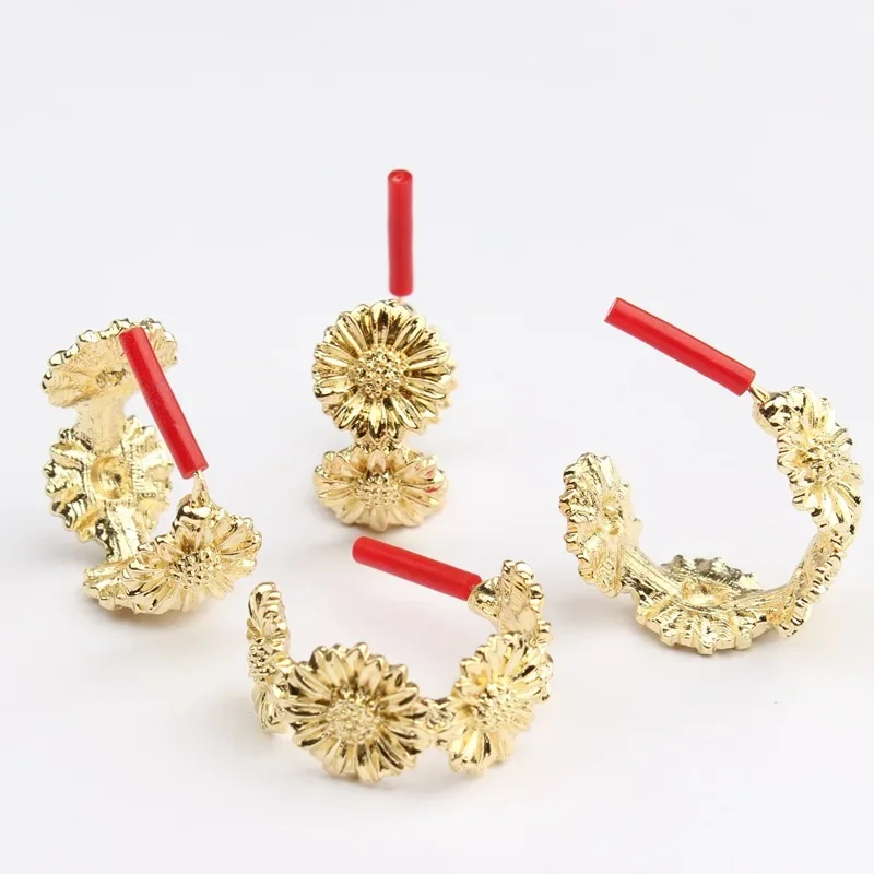 Оптовая продажа серьги из гальванического сплава простые позолоченные с цветком