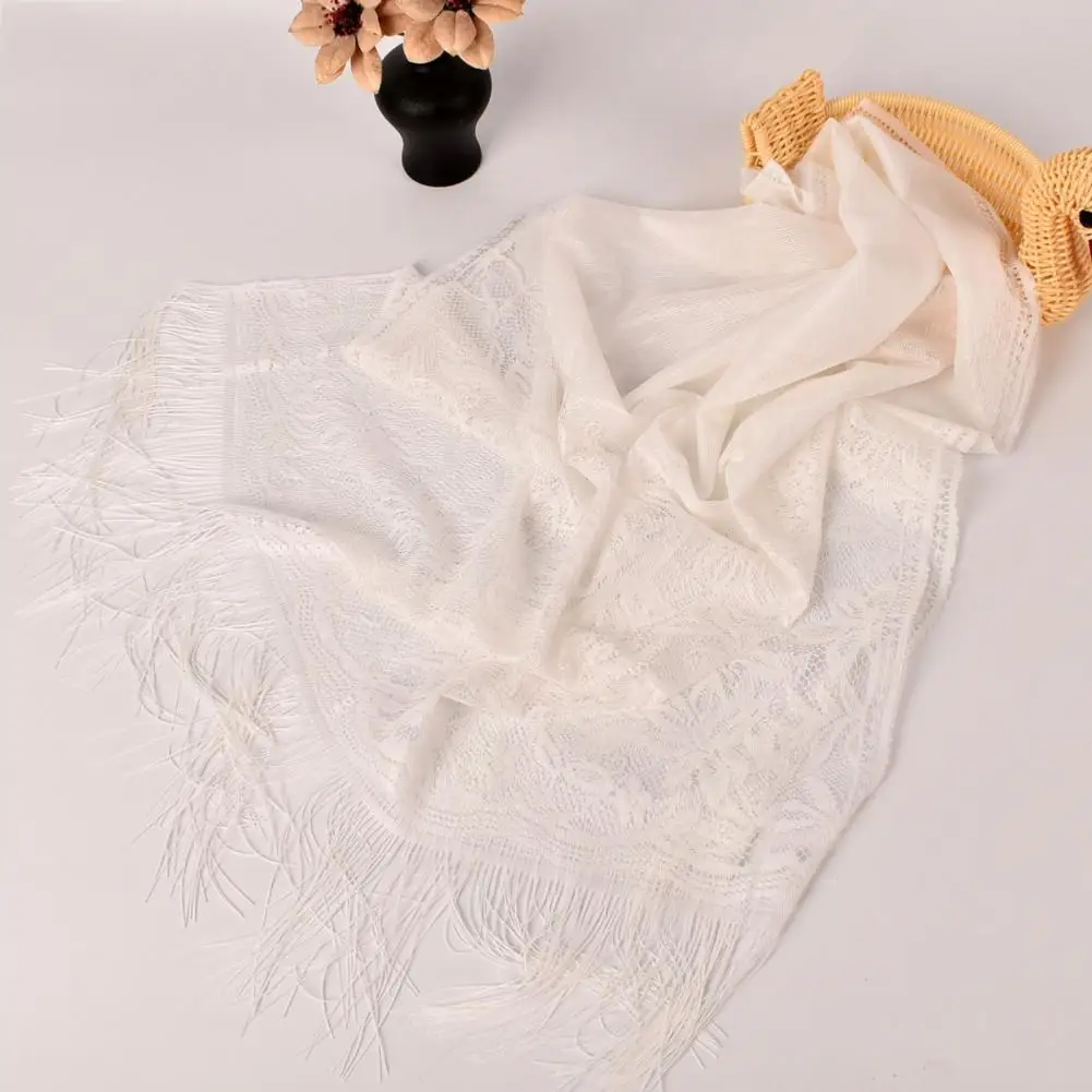 

Женская летняя шаль с кисточками