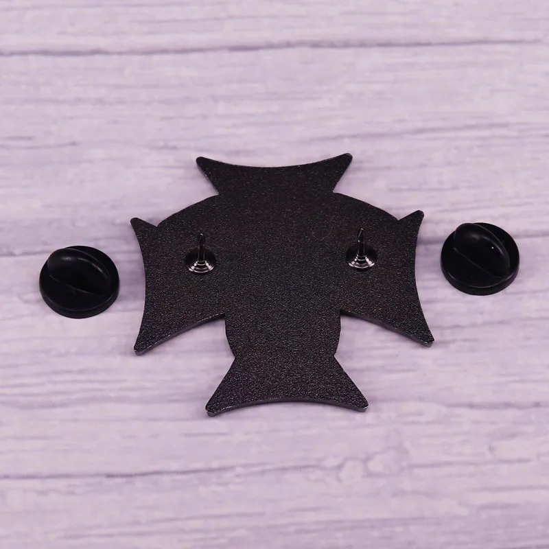 Деталь двигателя металлическая эмалированная булавка в виде черепа для