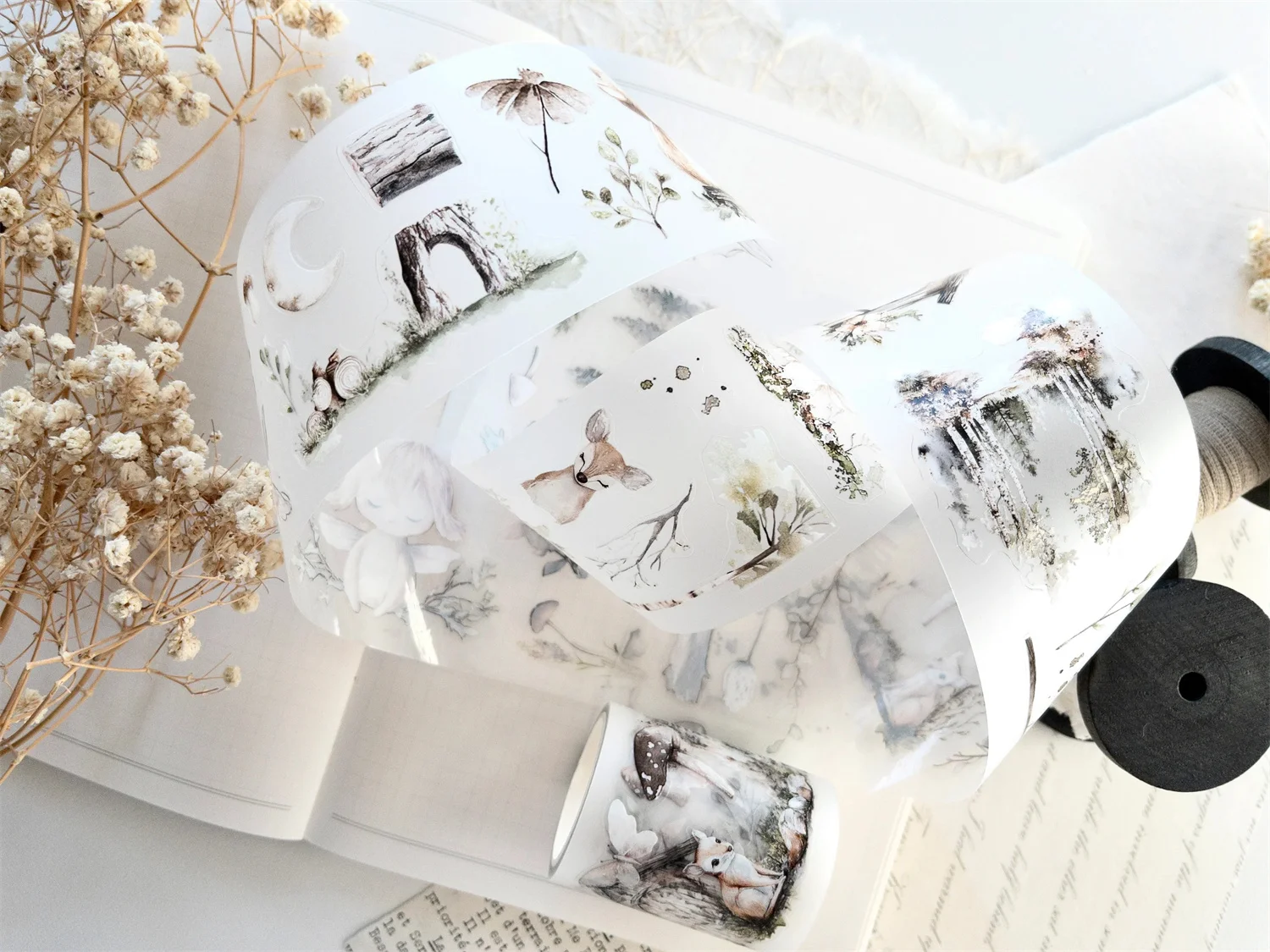 Фото Декоративная лента Washi PET от Creawithgaby Studio с винтажным дизайном «Очарованный лес» для DIY-поделок, изготовления открыток и скрапбукинга №3