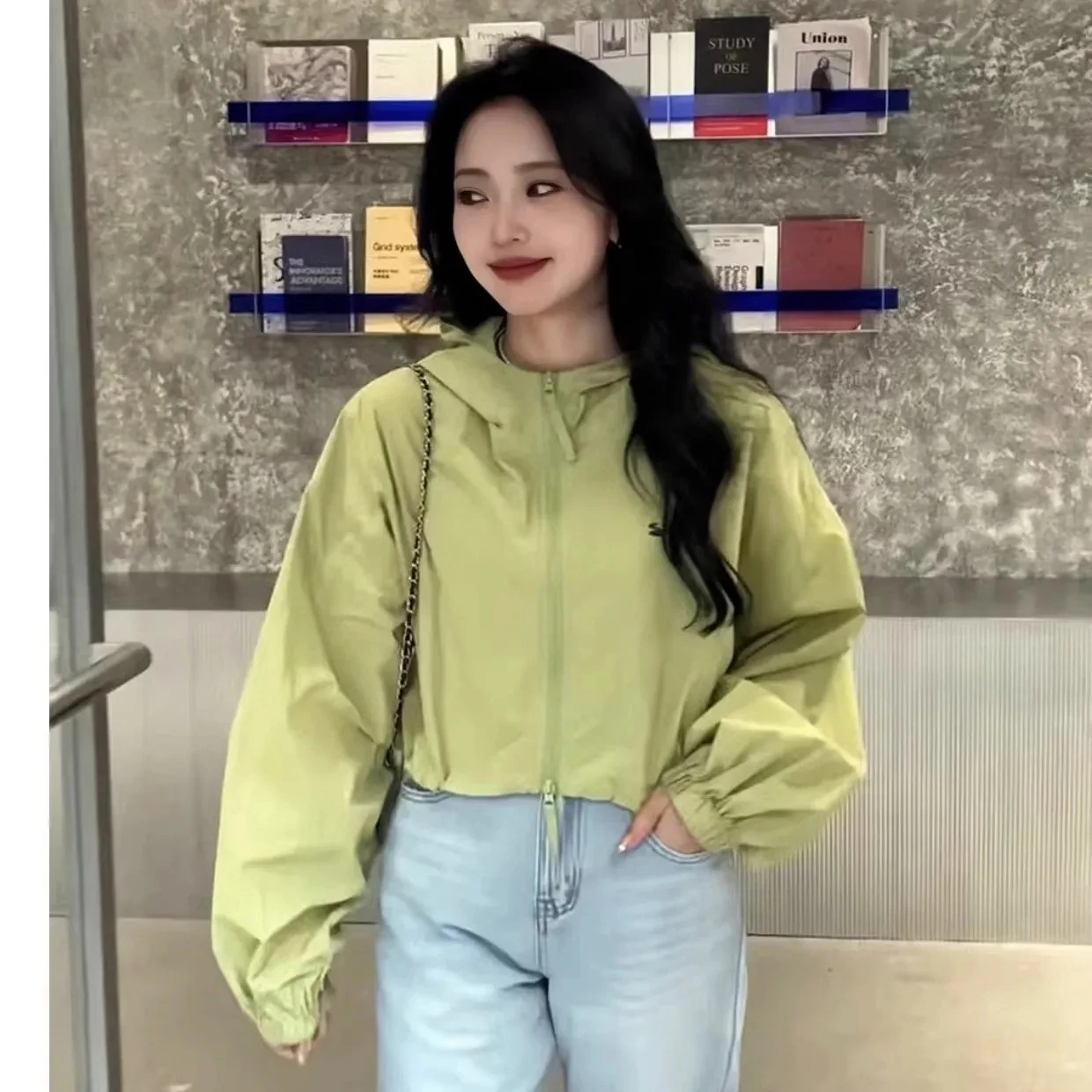 Женская однотонная куртка с капюшоном и рукавами-фонариками