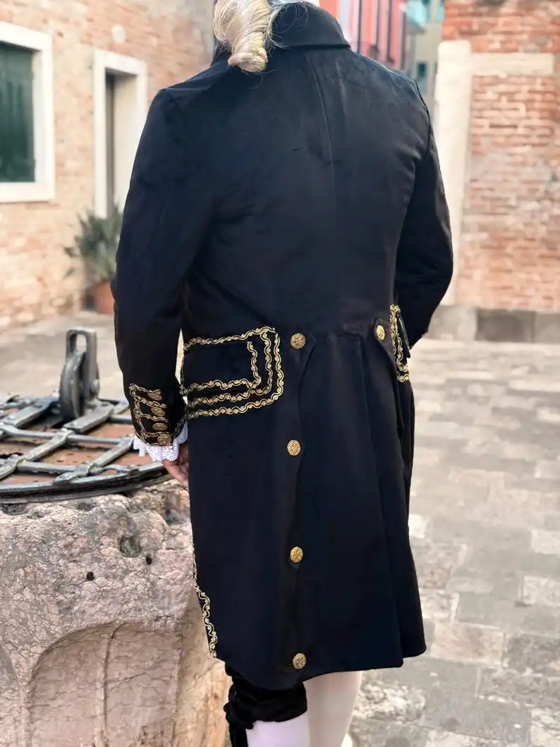 Исторический костюм 1700-х годов мужской 18-го века в викторианском стиле барокко