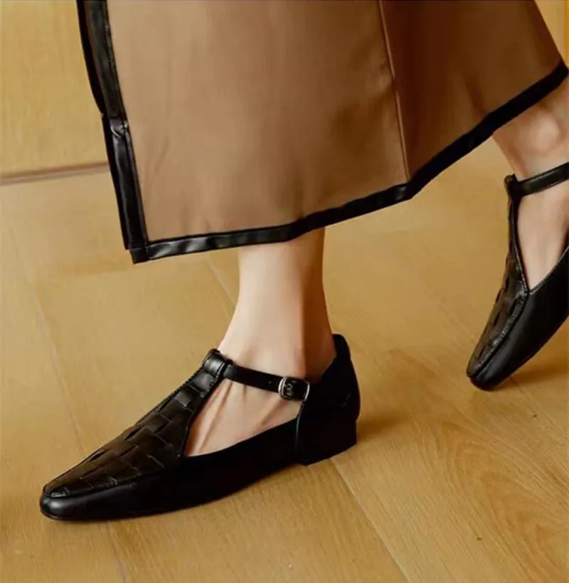 2023 French Retro Pointed Loafers Shallow Flat Shoes Low-Heeled Leather T-Buckle Ballet Fashion Gold Shoes Women.