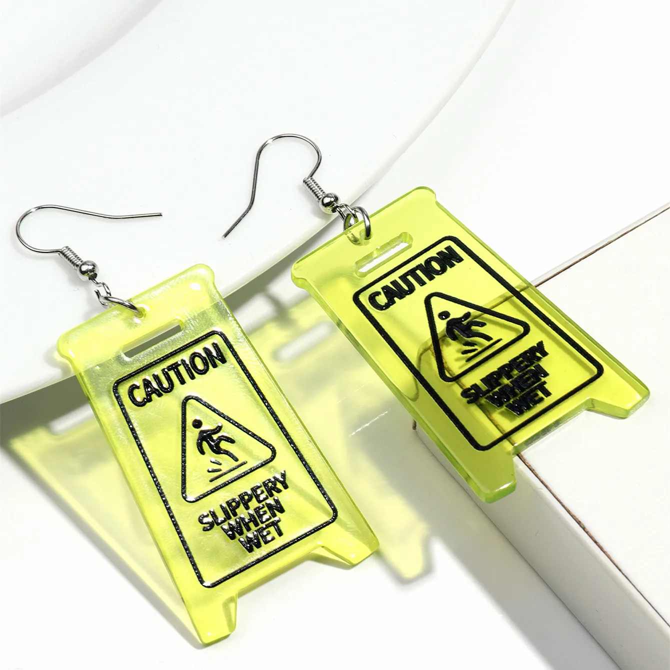 Фото Креативные серьги-подвески «Caution SLIPPERY WHEN WET» для женщин, забавные неоновые прозрачные акриловые серьги-капли с геометрическим рисунком, новые ювелирные изделия, подарки №1