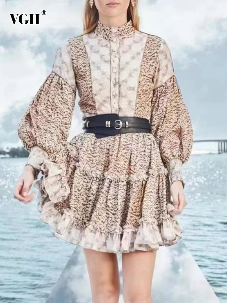 

Женское мини-платье с воротником-стойкой, длинным рукавом и высокой талией