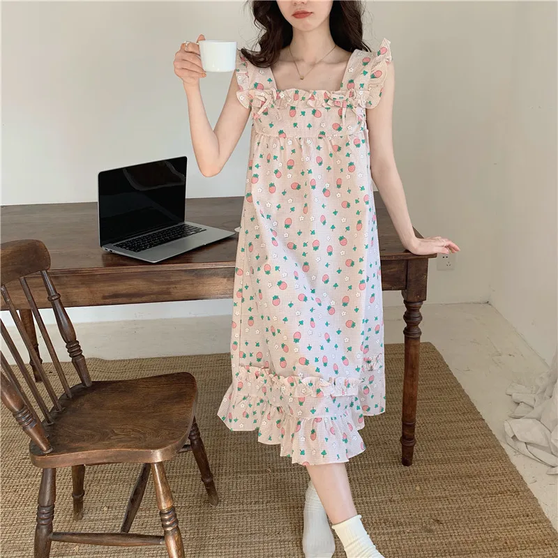 

Женская ночная рубашка на бретельках, с оборками и клубничным принтом