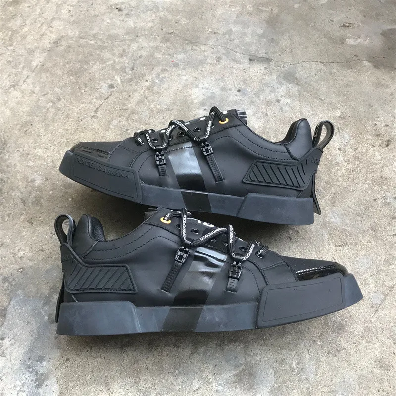 

Новая спортивная обувь изыскана из телячьей кожи и имеет низкий профиль с печатными значками сбоку и резиной