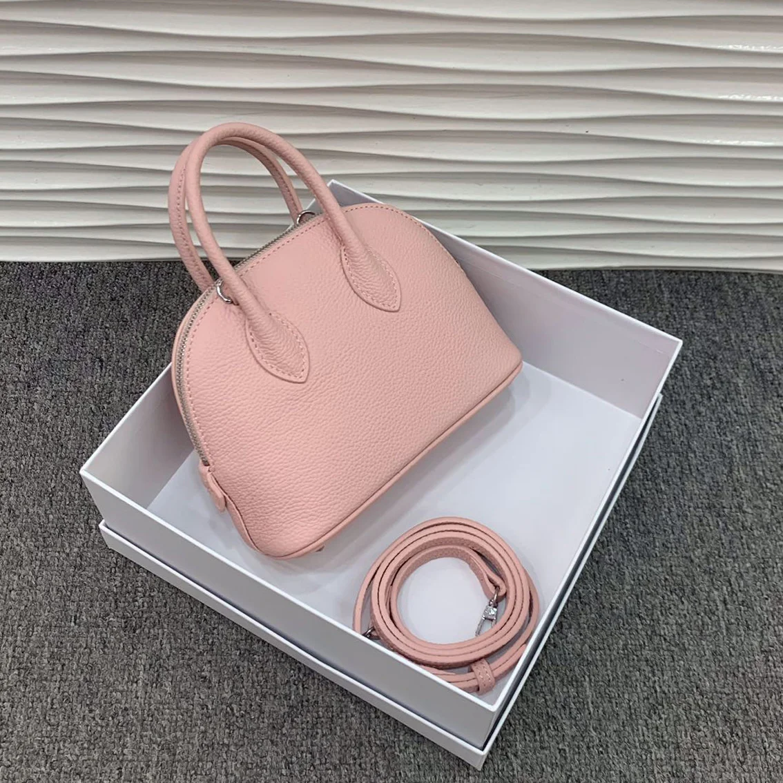 

Брендовая оригинальная Роскошная Высококачественная Новинка 2023, миниатюрная сумка из воловьей кожи с узором Личи, женская сумка через плеч...