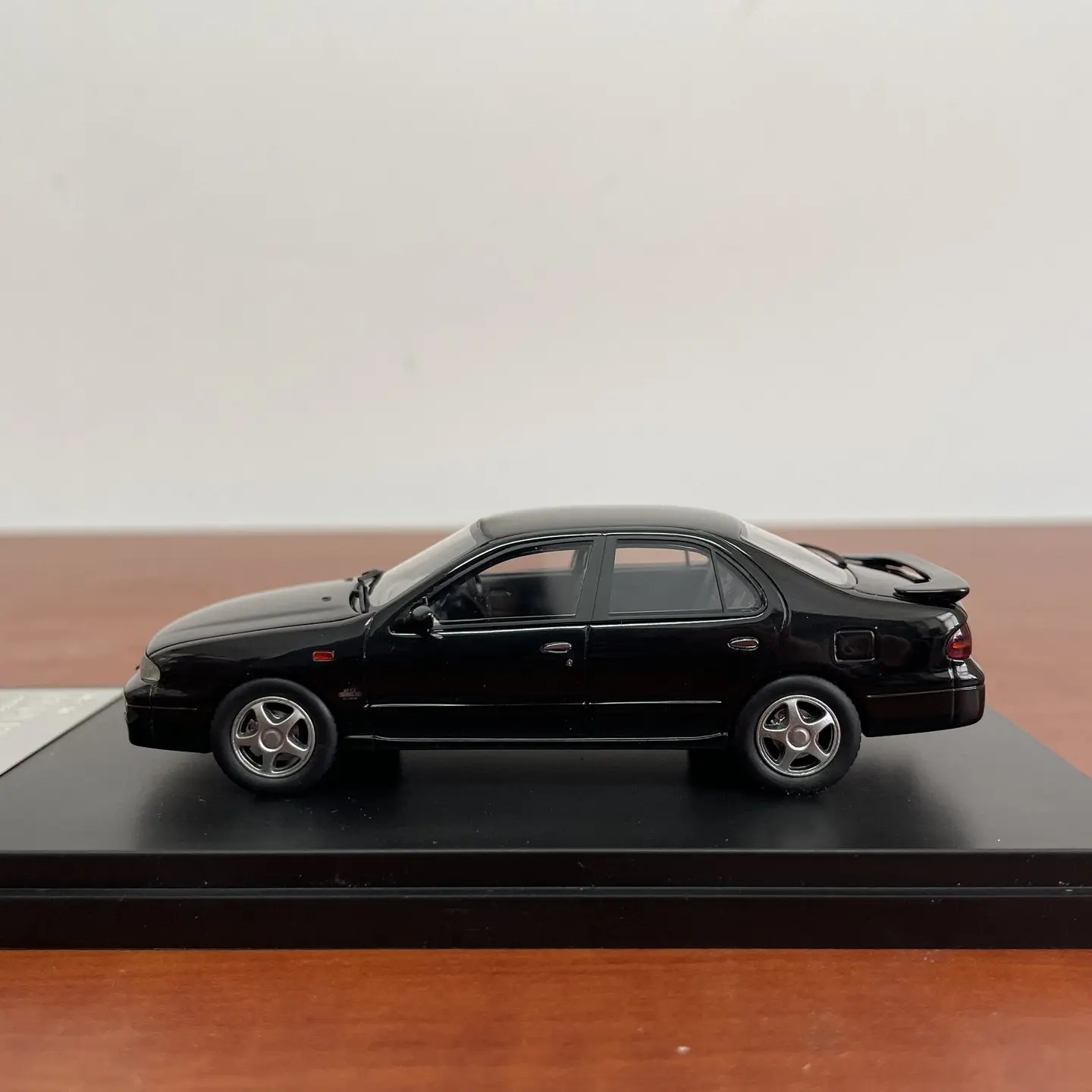 Фото Модель автомобиля Hi Story 1:43, масштабная, из смолы, черная, Nissan Bluebird U13 1991 года, классическая, ностальгическая, для взрослых, подарок, сувенир, статическая модель для демонстрации №2