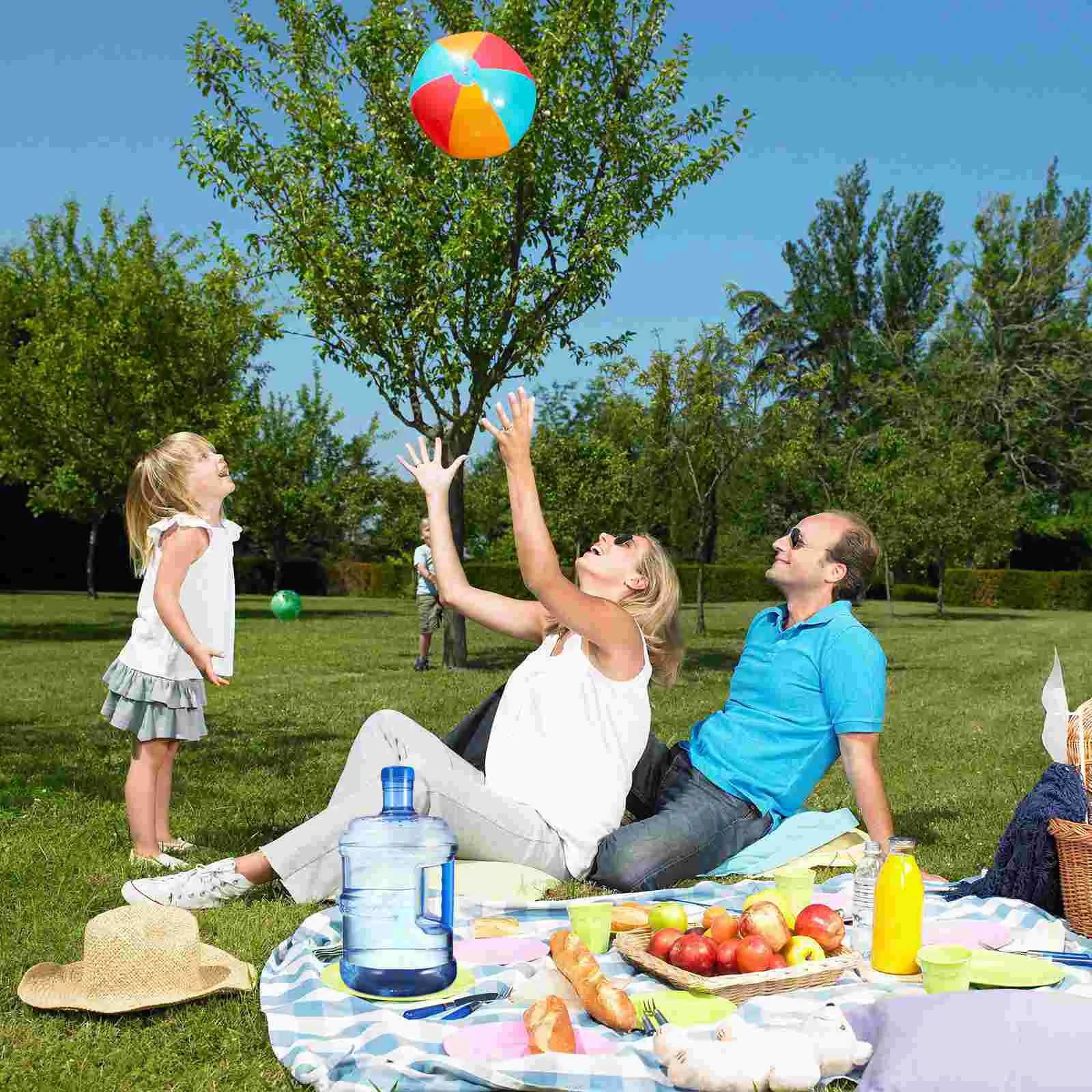 На летних каникулах на даче. Семейный праздник на природе. Пикник на природе. Пикник с семьей на природе. Семейная фотосессия пикник.