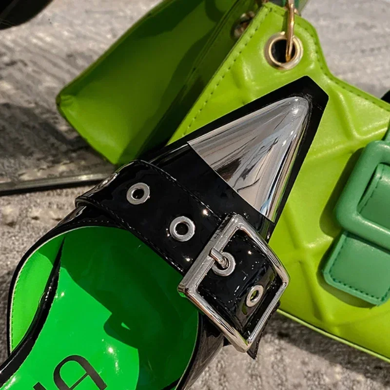 Женские босоножки в стиле панк черные сандалии с острым носком металлической