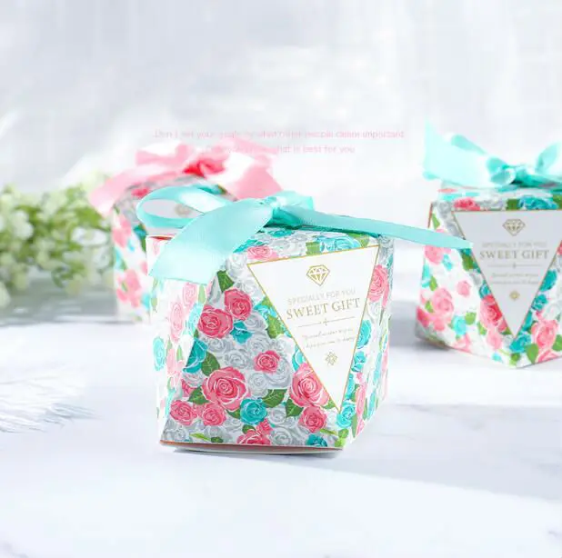 

100pcs New Flower Style Diamond Shape Candy Box Wedding Favors Chocolate Boxes Party Supplies Gift Box With Ribbons