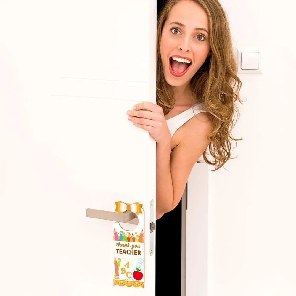 Дверь смеется. Дверь смеется. Девушка выглядывает из за двери. Дверь смеется. Человек открывает дверь.