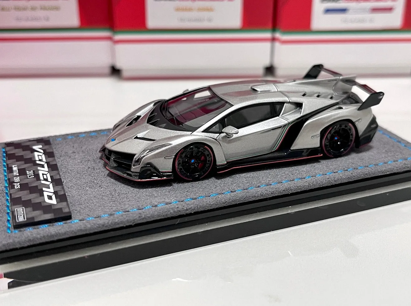 DMH &amp RW 1:64 Венено Серебряная литая под давлением модель автомобиля из смолы