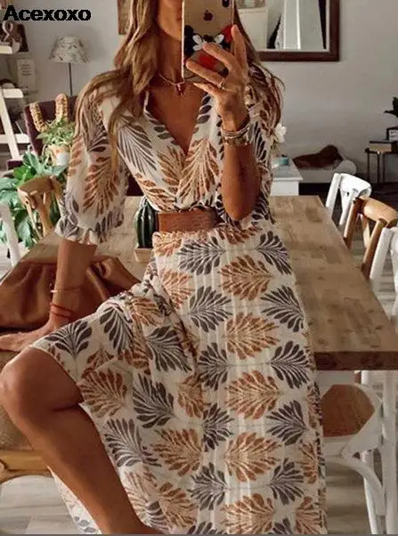 

Женское приталенное платье с V-образным вырезом и принтом