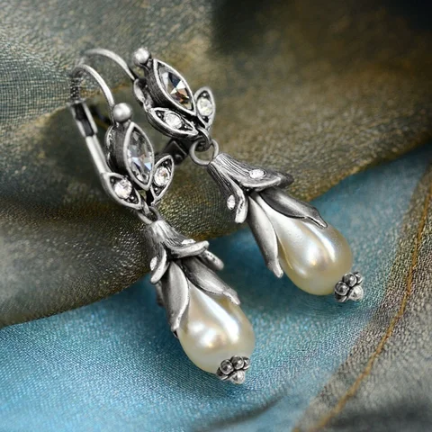 Серебряные серьги-подвески с цветами и жемчугом