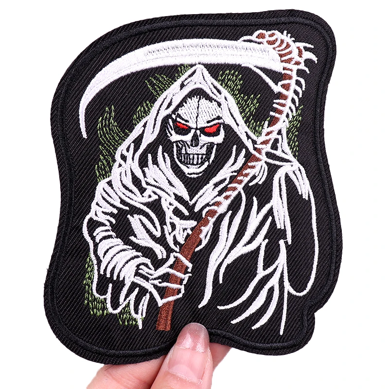 Нашивка с черепом в стиле панк