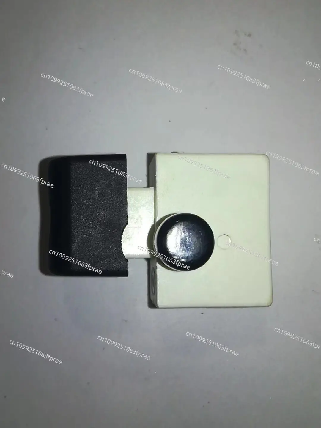 Фото Двухклавишный двухпозиционный выключатель с замком 250В 12А HY15C (черная квадратная ручка) №4