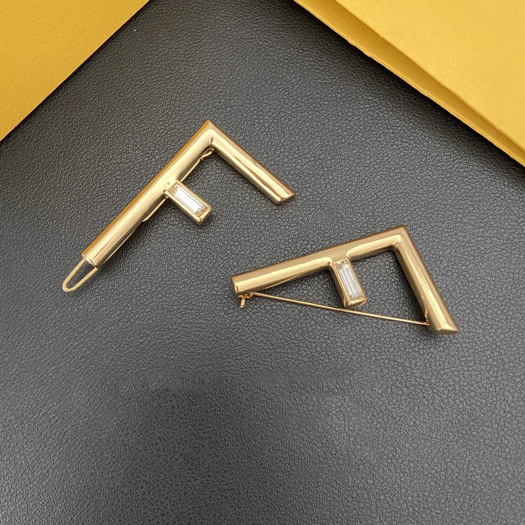 Европейская дизайнерская Классическая Брошь с позолоченными буквами заколка