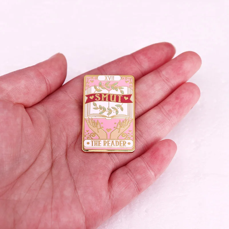 Эмалированная брошь в виде книги