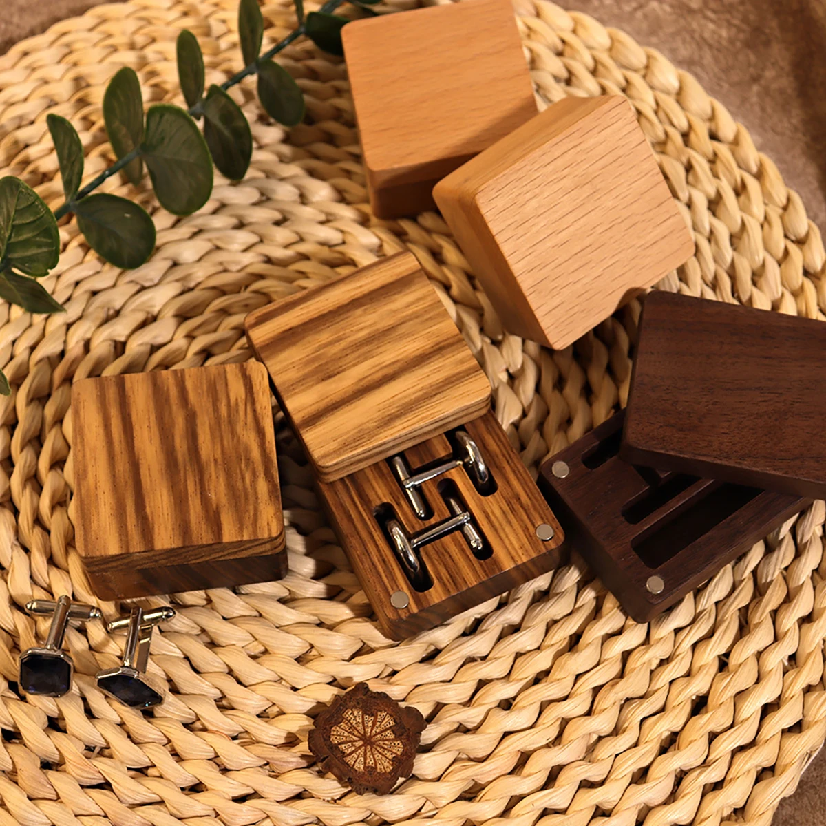 Деревянная маленькая шкатулка для ювелирных изделий классического дизайна с